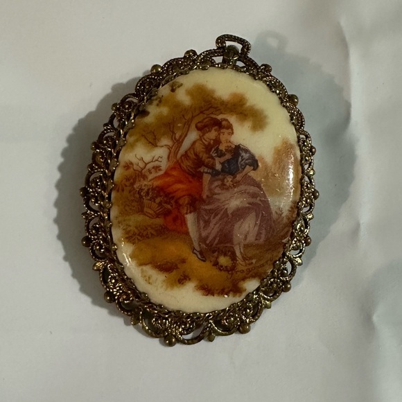 💎✨ Vintage Victorian-Inspired Portrait Brooch / Pendant Necklace ✨💎 - Picture 8 of 9